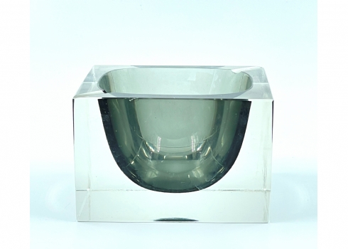 מאפרת זכוכית צכית ישנה עשויה זכוכית בגוון אפור מעושן, גובה 6 ס"מ רוחב 9.5*9.5