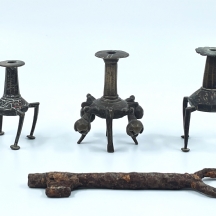 לוט של חפצי מתכת ישנים שונים