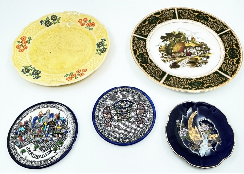 לוט של 5 צלחות פורצלן וחרסינה ישנות שונות