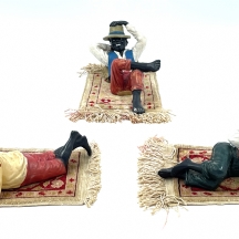 לוט של שלושה פסלונים בדמות נערים אפרו אמריקאים ועוד 3 שטיחונים ממשי