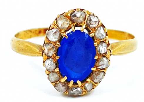 טבעת עתיקה בדגם 'דיאנה' משובצת באבן ספיר כחולה ויהלומים בליטוש עתיק