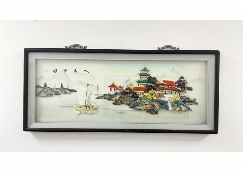 תמונה סינית תלת מימדית עשויה פיסות נייר ועץ מצויירות, חתומה, מידות: 105*45 ס"מ.