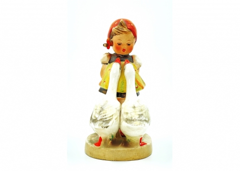 פסלון פורצלן גרמני ישן וחמוד בדמות ילדה רועת אווזים, מעוטר בצביעת יד וחתום