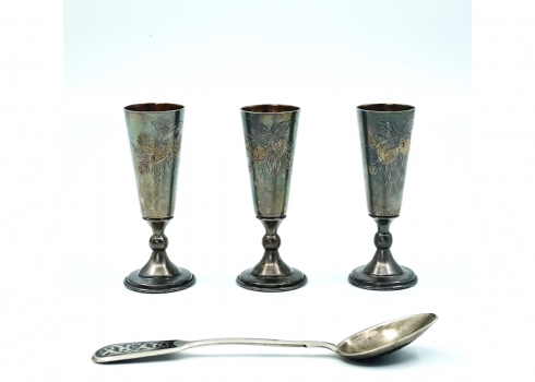 לוט של 4 כלי כסף רוסים ישנים (כפית מעוטרת בעבודת 'ניילו' (Niello), ו-3 גביעים