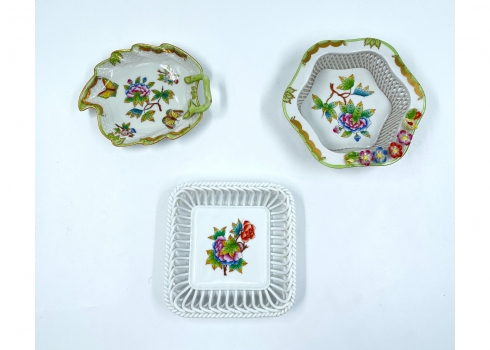 לוט של 3 כלי פורצלן הונגרים ישנים שונים מתוצרת: 'הרנד' (Hernd), מעוטרים ציורי יד