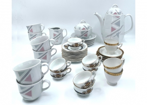 לוט של 39 חפצי פורצלן ישנים שונים משלושה יצרנים ומשלושה דגמים שונים, מעוטרים