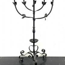 מנורת רצפה לחמישה נרות, עשויה מתכת צבועה שחור
