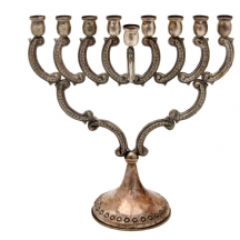 חנוכיה ישראלית ישנה עשויה כסף
