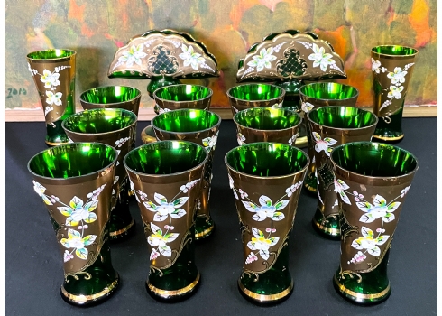 לוט של כלי זכוכית צ'כיים (בוהמיים) ישנים ויפים, עשויים זכוכית אמרלד ירוקה ובזהב