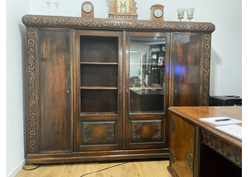 ארון ספרים גרמני עתיק מסוף המאה ה-19 או מתחילת המאה העשרים, עשוי עץ מגולף, גדול