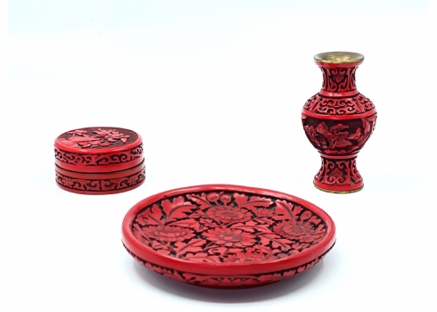לוט של שלושה חפצי נוי סינים ישנים שונים מעוטרים לכה אדומה מסוג 'Red Cinnabar'