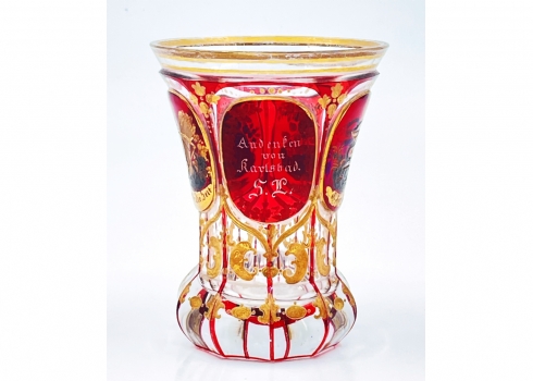 גביע בוהמי עתיק מסוג (Beaker Cup), עשוי זכוכית מרובבת באדום על שקוף, מעוטר בזהב