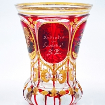 גביע בוהמי עתיק מסוג (Beaker Cup), עשוי זכוכית מרובבת באדום על שקוף, מעוטר בזהב