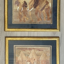 לוט של שתי תמונות אפריקאיות ישנות עשויות קולאז' של פיסות עץ וקש