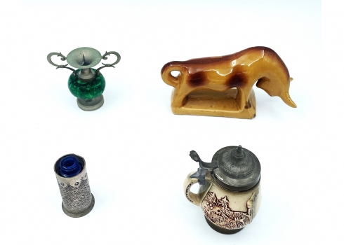 לוט של 4 חפצי נוי ישנים שונים עשויים קרמיקה, פיוטר וחומר יצוק