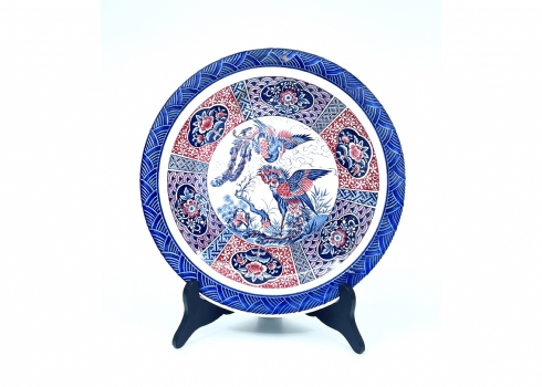 צלחת אריטה (Arita) יפנית גדולה ויפה, עשויה חרס מעוטרת בהדפס של זוג עופות חול