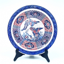 צלחת אריטה (Arita) יפנית גדולה ויפה, עשויה חרס מעוטרת בהדפס של זוג עופות חול