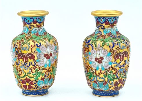 זוג אגרטלי קלואזונה (Cloisonne) סינים, עשויים נחושת מוזהבת ומעוטרים באמייל