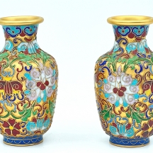 זוג אגרטלי קלואזונה (Cloisonne) סינים, עשויים נחושת מוזהבת ומעוטרים באמייל