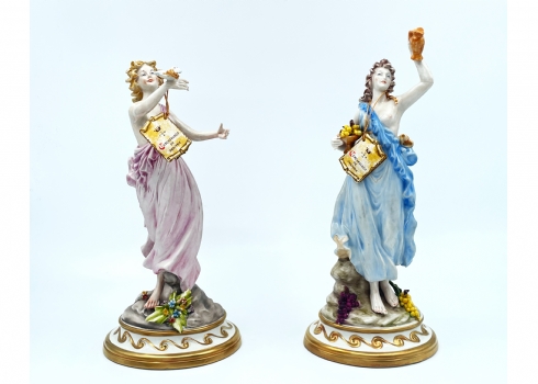 זוג פסלי פורצלן איטלקים בדמות נשים אלגוריות מתוצרת: 'Cesare Villari'
