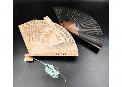 לוט של שתי מניפות סיניות ישנות אחת מעץ והשניה נייר