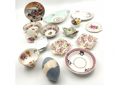 לוט של 16 חפצי פורצלן ישנים שונים, יצרנים ודגמים שונים, חלקם חתומים