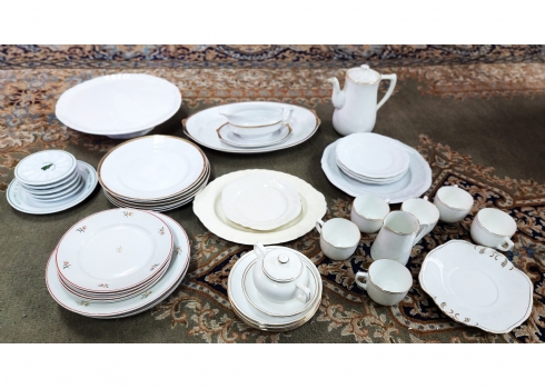 לוט גדול של 49 כלי פורצלן ישנים (דגמים שונים ויצרנים שונים), חתומים