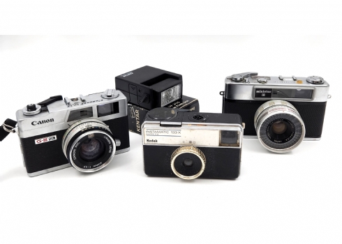 לוט של 4 פרטי צילום ישנים, הכולל: 3 מצלמות ו1 יחידת פלאש, בדגמים שונים