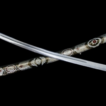 חרב גאורגית ישנה נתונה בנדן פליז מעוטר באמייל ובאבן חן