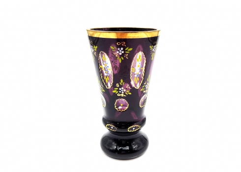 גביע בוהמי עתיק מסוג (Beaker Cup), עשוי זכוכית מרובדת בסגול על שקוף, מעוטר