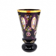 גביע בוהמי עתיק מסוג (Beaker Cup), עשוי זכוכית מרובדת בסגול על שקוף, מעוטר