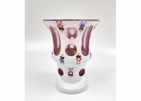 גביע בוהמי עתיק מסוג (Beaker Cup), עשוי זכוכית מרובדת בלבן על סגול בהיר