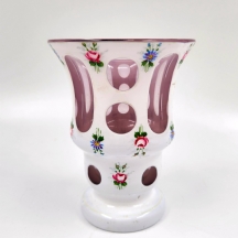 גביע בוהמי עתיק מסוג (Beaker Cup), עשוי זכוכית מרובדת בלבן על סגול בהיר