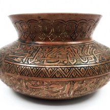 כלי סורי עתיק, עשוי נחושת, מעוטר עיטורי חריטת יד וערבסקות