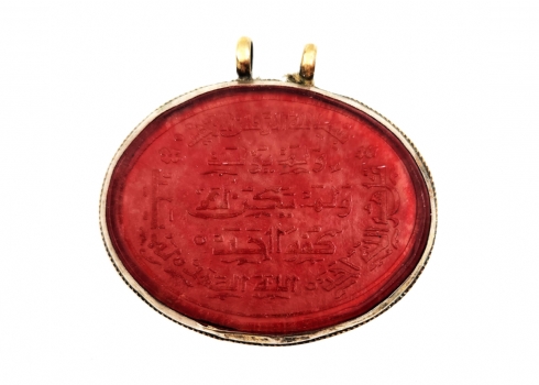מדליון אסלאמי עתיק ויפה עשוי לוח קורניאול חרוט, משובץ בגב מתכת מצופה כסף