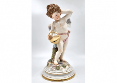פסל פורצלן גרמני עתיק מתוצרת 'מייסן' (Meissen), בדמות מלאך מחזיק סל נצרים
