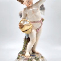 פסל פורצלן גרמני עתיק מתוצרת 'מייסן' (Meissen), בדמות מלאך מחזיק סל נצרים