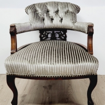 כיסא אנגלי עתיק מהמאה ה-19 (ויקטוריאני), מסוג 'Tub Chair', עשוי עץ וריפוד בד