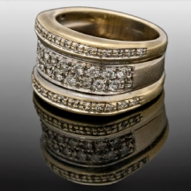 טבעת עשויה זהב צהוב 18 קארט משובצת יהלומים