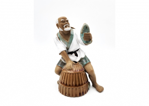 פסל קרמיקה סיני מתוצרת שיוואן (Shiwan ware) בדמות דייג, עשוי חימר מעוטר בזיגוג