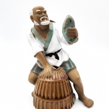פסל קרמיקה סיני מתוצרת שיוואן (Shiwan ware) בדמות דייג, עשוי חימר מעוטר בזיגוג