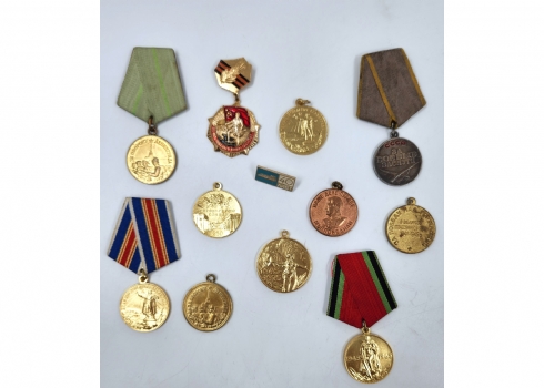 לוט של 12 מדליות וקישוטים דמויי מדליות, רוסיה הסובייטית