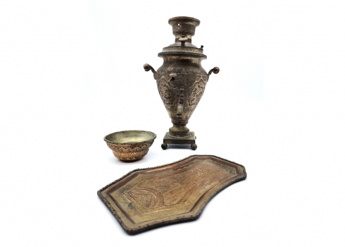 קישוט פרסי עתיק בצורת סמובר, עשוי נחושת מעוטר בעבודת ריקוע ידנית, כולל מגש