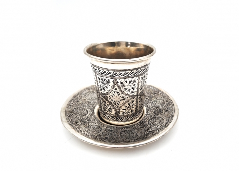 סט של כוס קידוש רוסית ותחתית תואמת עשויות כסף ומעוטרות בעבודת 'ניילו' (Niello)