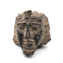 קישוט שולחני בסגנון עתיק בדמות ראש פסל פרעוני, עשוי אבן בזלת מסותתת