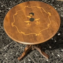 שולחן עץ עגול מעוטר בשיבות 'מרקטרי' (Marquetry)