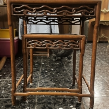 קן של שני שולחנות נוי ישנים עשויים עץ בסגנון סיני