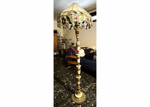 מנורת רצפה גבוהה, עשויה מתכת ושיש מסוג אלבסטר, אהיל בסגנון 'טיפאני' עשוי זכוכית