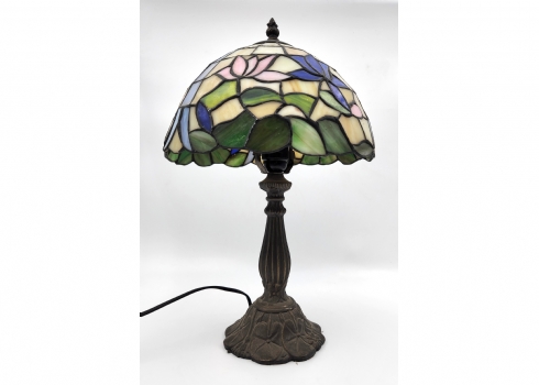 מנורה שולחנית ישנה בסגנון 'טפאני', הרגל (הבסיס) עשוי פיוטר ואהיל עשוי זכוכית ויט