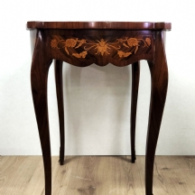 שולחן עץ ישן מעוטר עבודת מרקטרי (Marquetry)